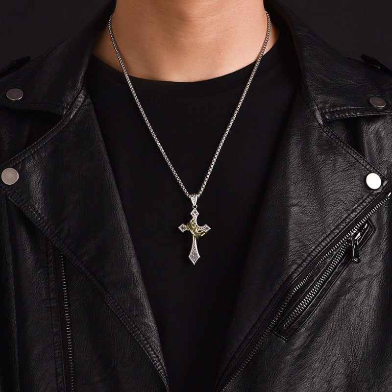 Přívěsek s křížem a korunou Království