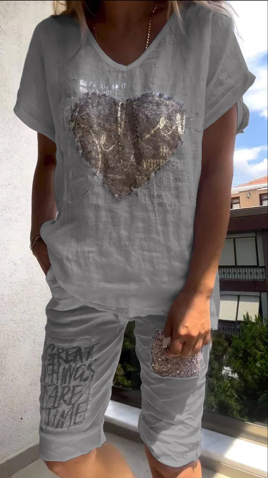 Ležérní dvoudílný oblek s výstřihem do V a zlatou ražbou