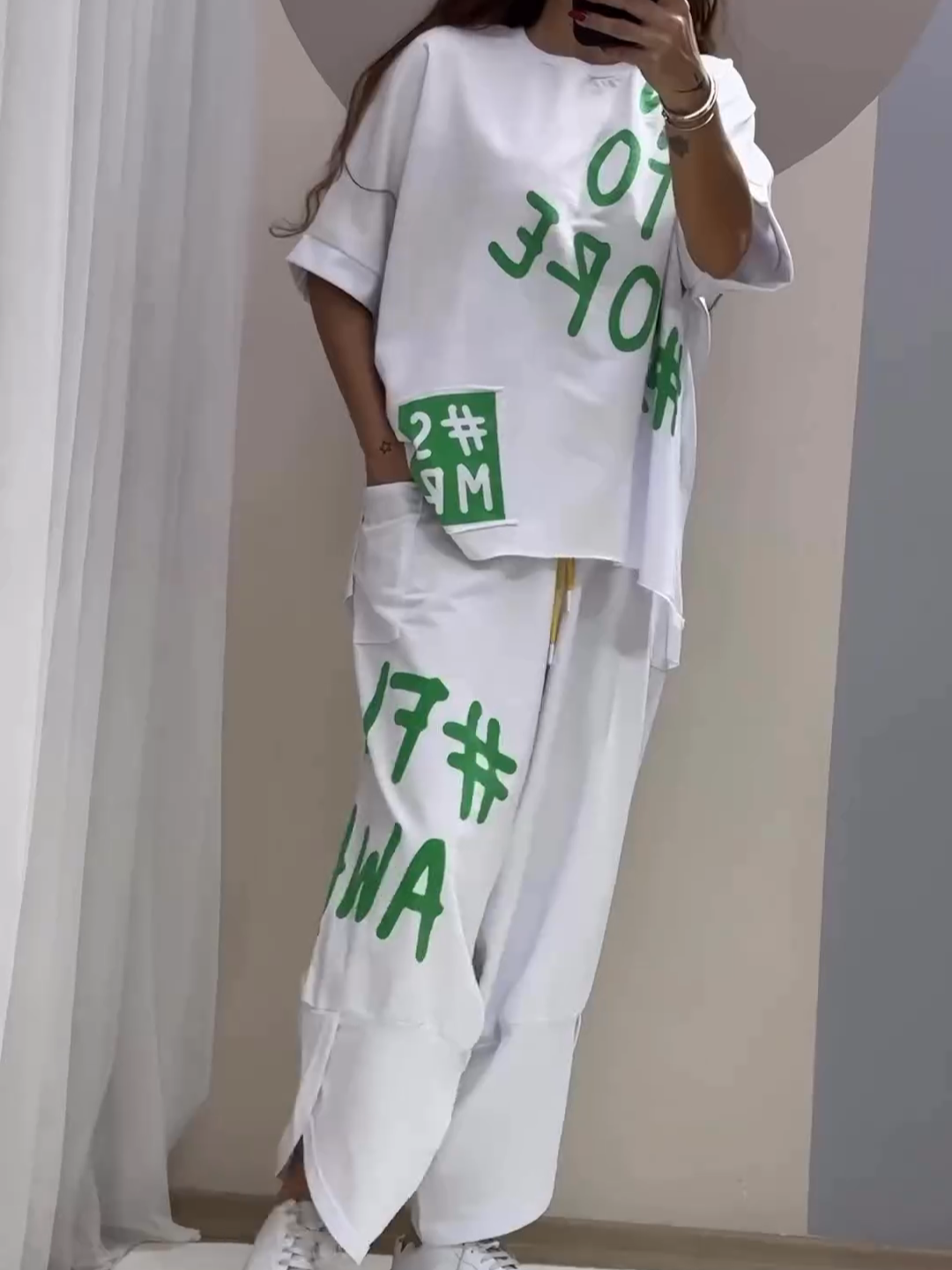 Neformální dvoudílný potištěný oblek s kulatým výstřihem