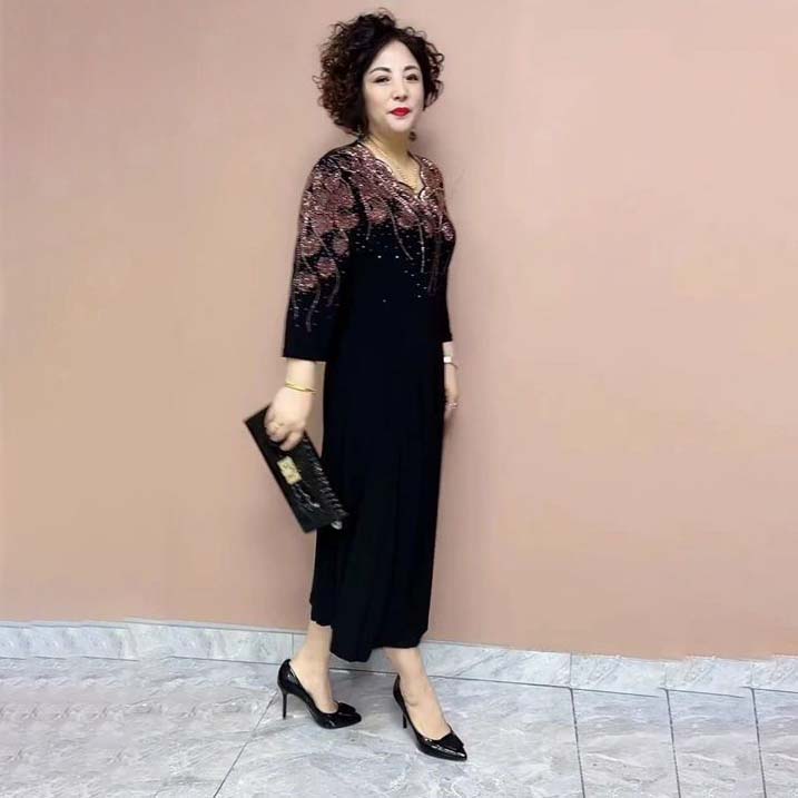 Elegantní dámské šaty s lesklým výstřihem