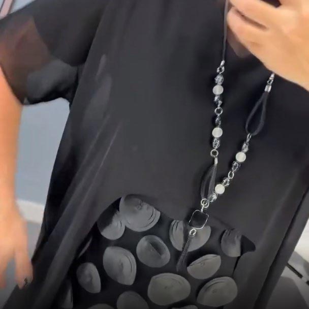 Dámské elegantní černé šaty s výstřihem do V a nepravidelným sakem - dvoudílná sada