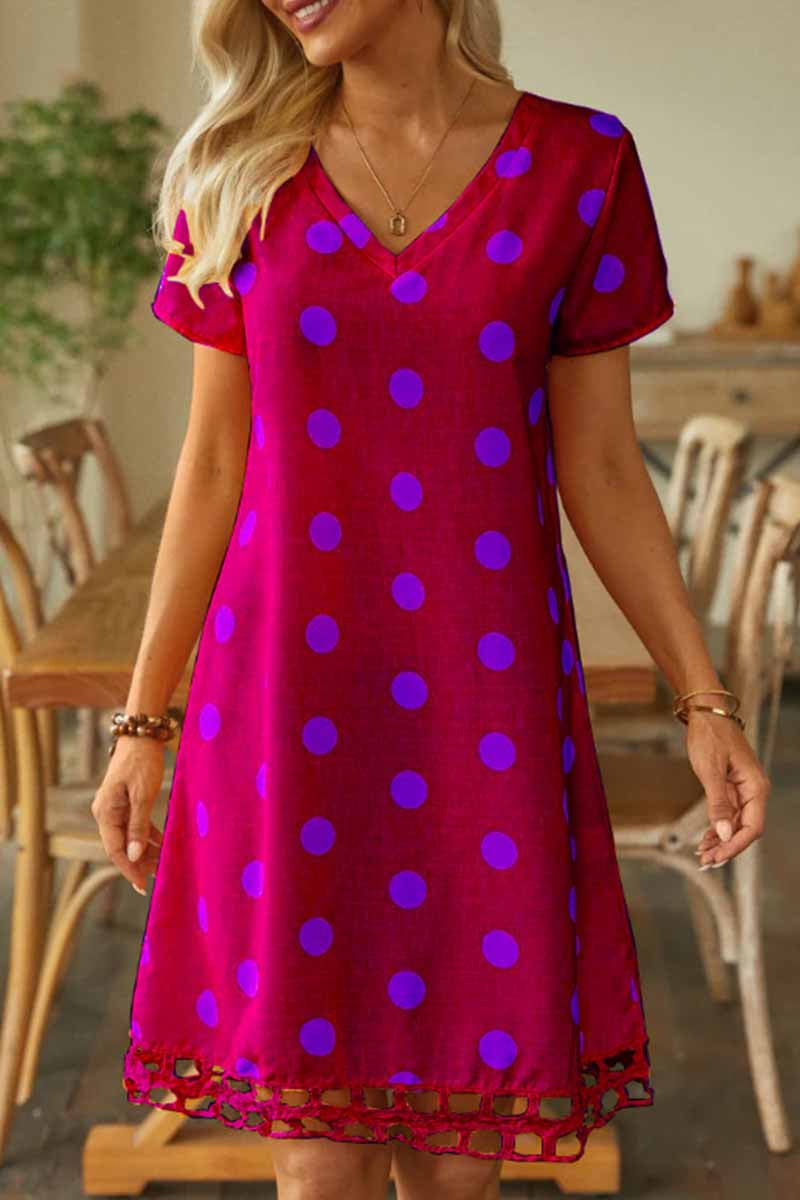 Dámské šaty s krátkým rukávem a výstřihem do V s dutým bočním lemem