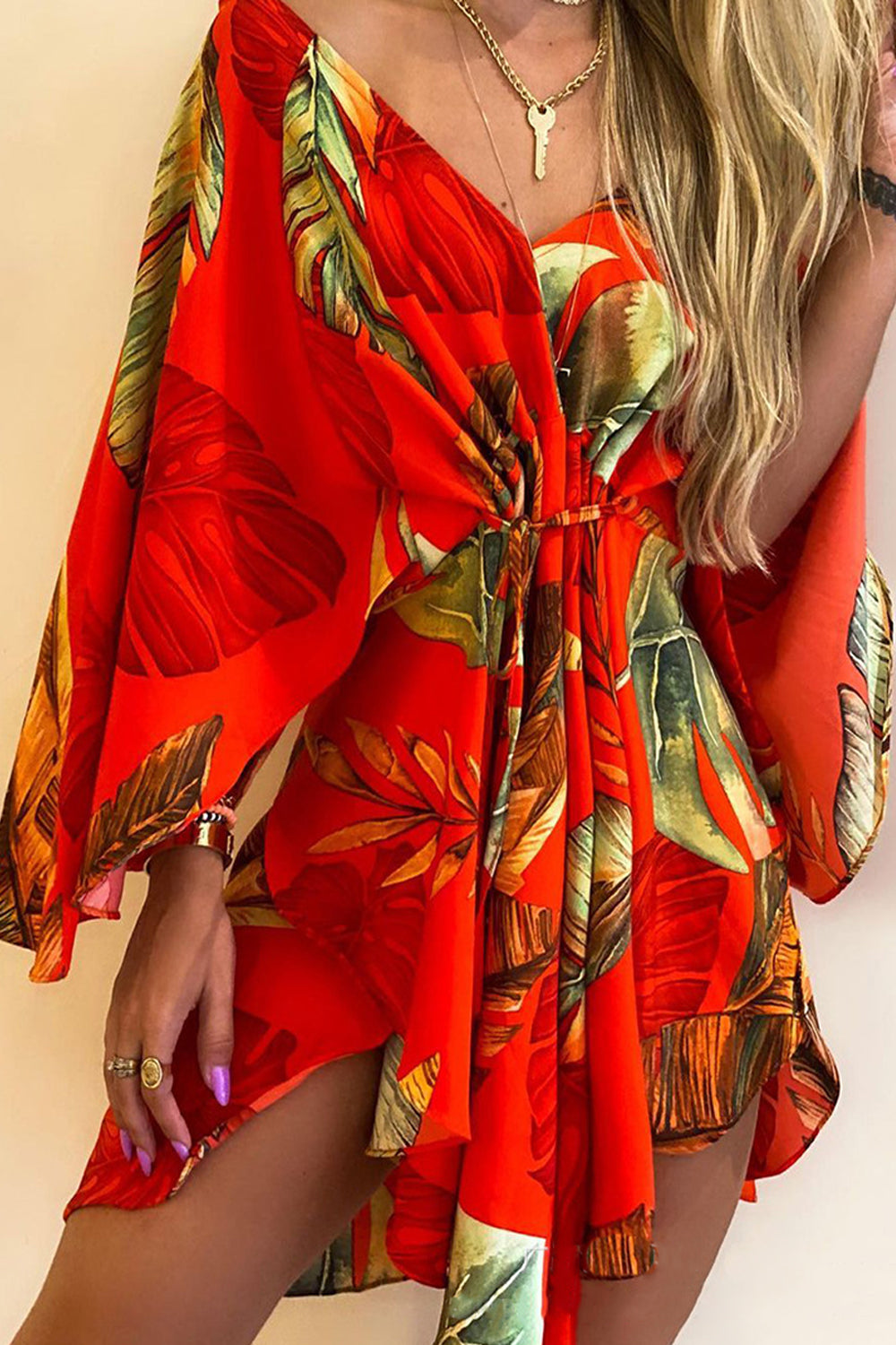 Dámské nepravidelné šaty s výstřihem do V s potiskem