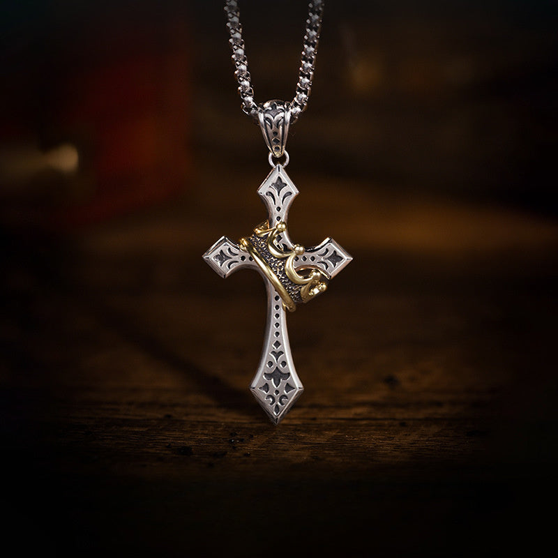 Přívěsek s křížem a korunou Království