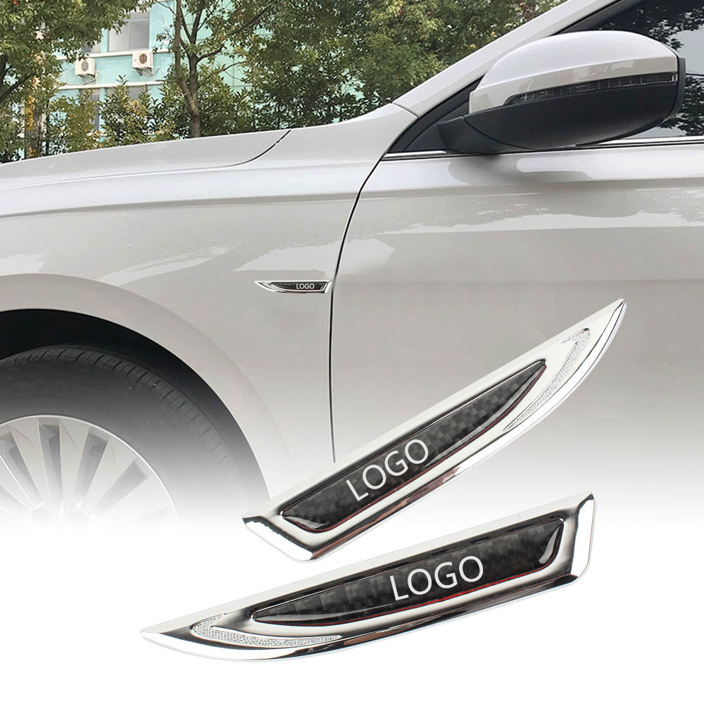 Univerzální samolepka na auto s logem, kovová, personalizovaná (2 ks)