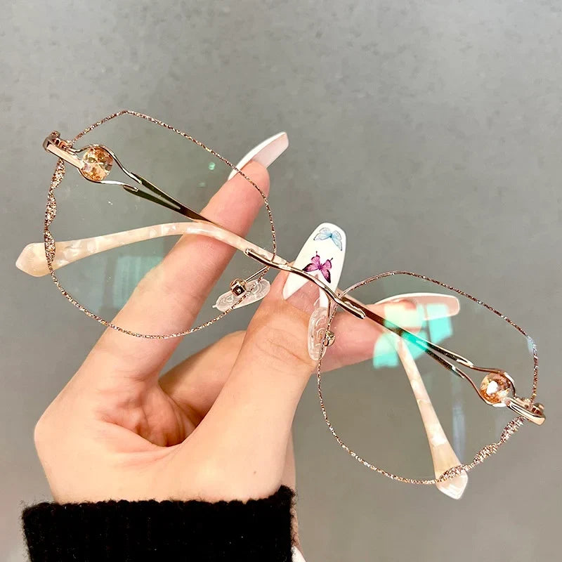 DÁMSKÉ ANTIREFLEXNÍ DIAMANTOVÉ BRÝLE, KTERÉ OCHRANUJÍ PŘED MODRÝM SVĚTLEM