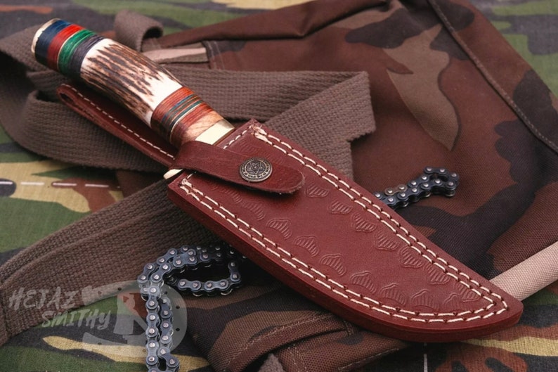 Ručně vyrobený nůž na stahování kůže z damaškové oceli, délka 15 cm, s rukojetí z paroží.