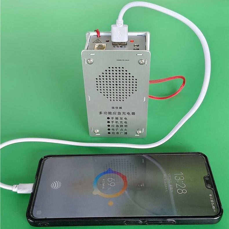 🔋 Nouzová nabíječka s ruční klikou – svítilna, zapalovač a powerbanka (1000 mAh)