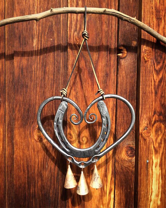 Ručně vyrobený gong štěstí s ocelovými hřebíky