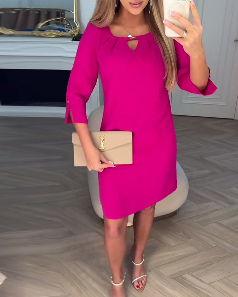 Elegantní, jednobarevné, jednoduché šaty ve tvaru V