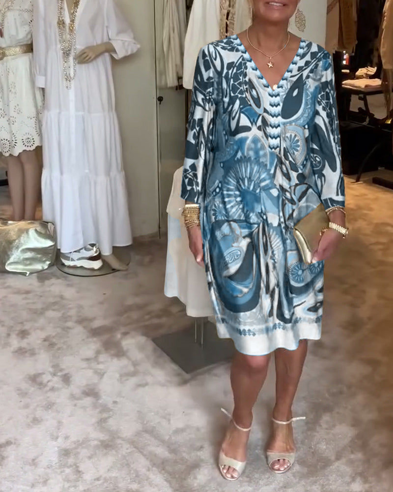 Ležérní šaty s výstřihem do V a vintage potiskem