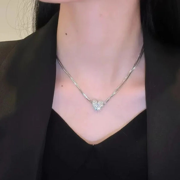 Elegantní náhrdelník, třpytivý - “Magnetické srdce“