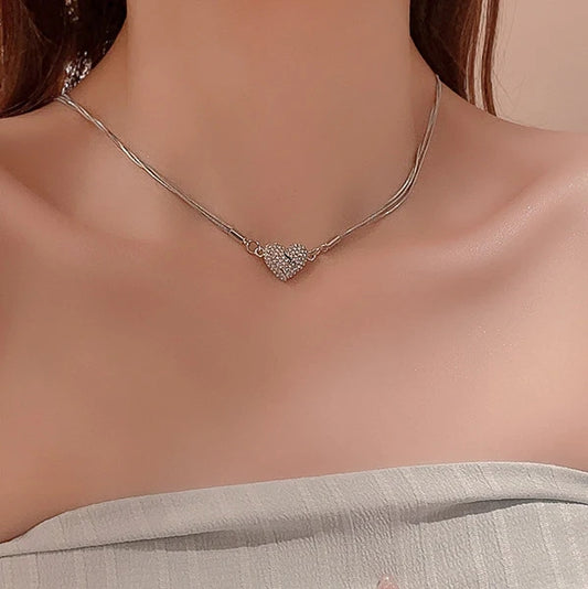 Elegantní náhrdelník, třpytivý - “Magnetické srdce“