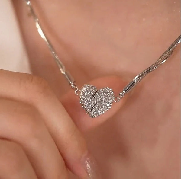 Elegantní náhrdelník, třpytivý - “Magnetické srdce“