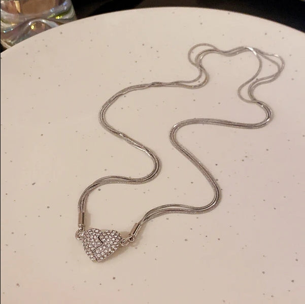 Elegantní náhrdelník, třpytivý - “Magnetické srdce“