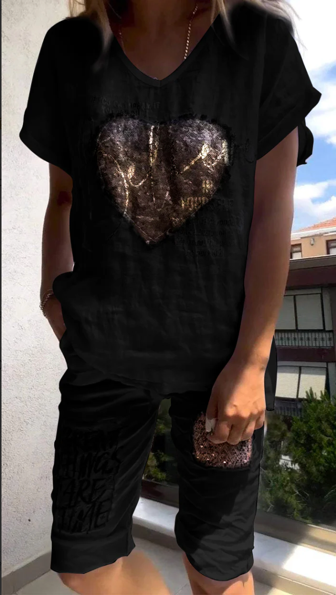 Ležérní dvoudílný oblek s výstřihem do V a zlatou ražbou