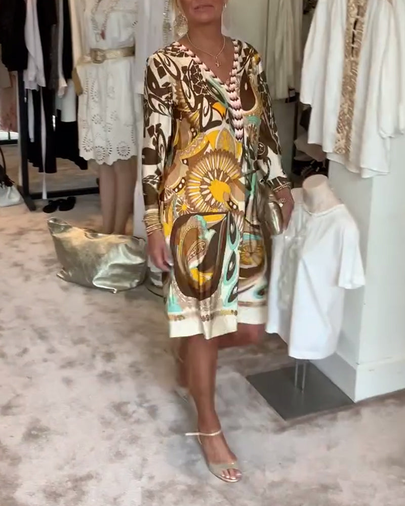 Ležérní šaty s výstřihem do V a vintage potiskem