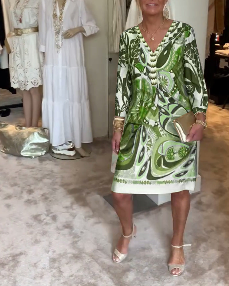 Ležérní šaty s výstřihem do V a vintage potiskem