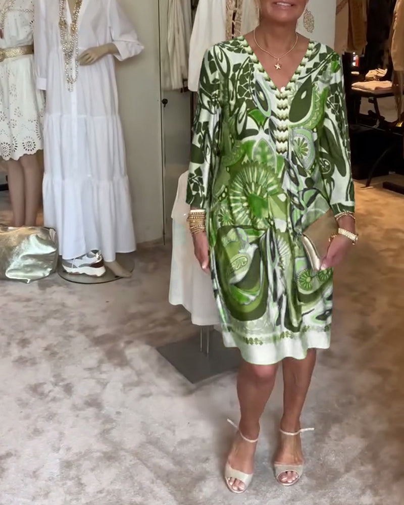 Ležérní šaty s výstřihem do V a vintage potiskem