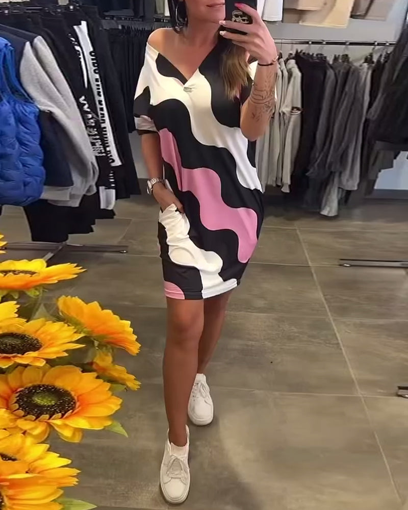 Šaty s výstřihem do V a vlnitým vzorem