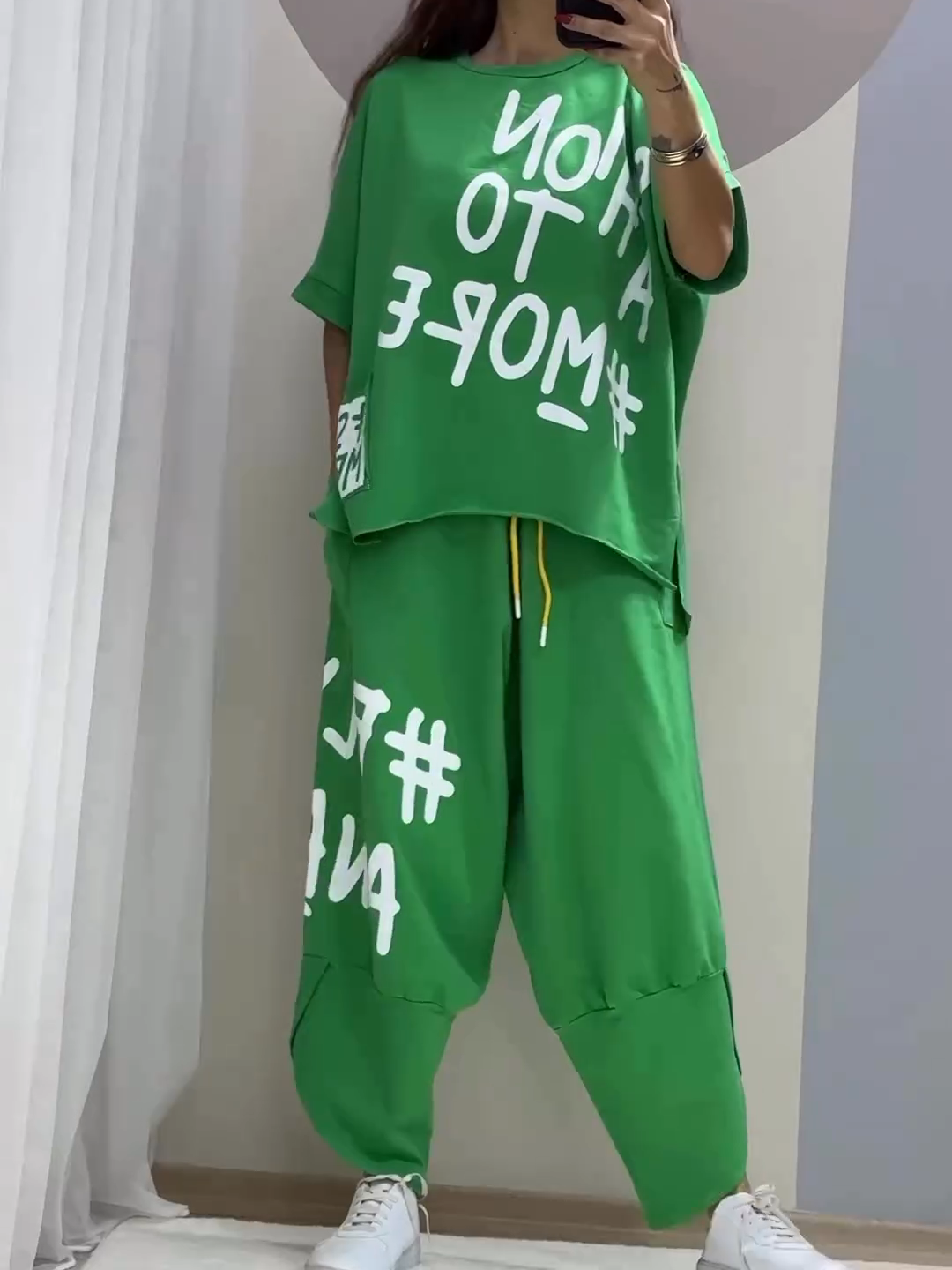 Neformální dvoudílný potištěný oblek s kulatým výstřihem