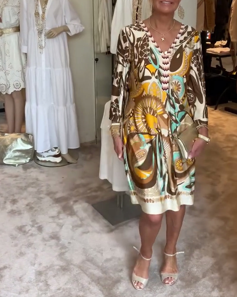 Ležérní šaty s výstřihem do V a vintage potiskem