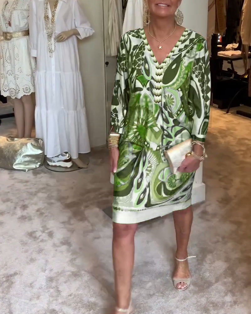 Ležérní šaty s výstřihem do V a vintage potiskem