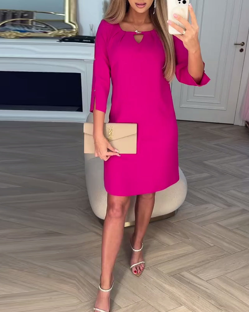 Elegantní, jednobarevné, jednoduché šaty ve tvaru V