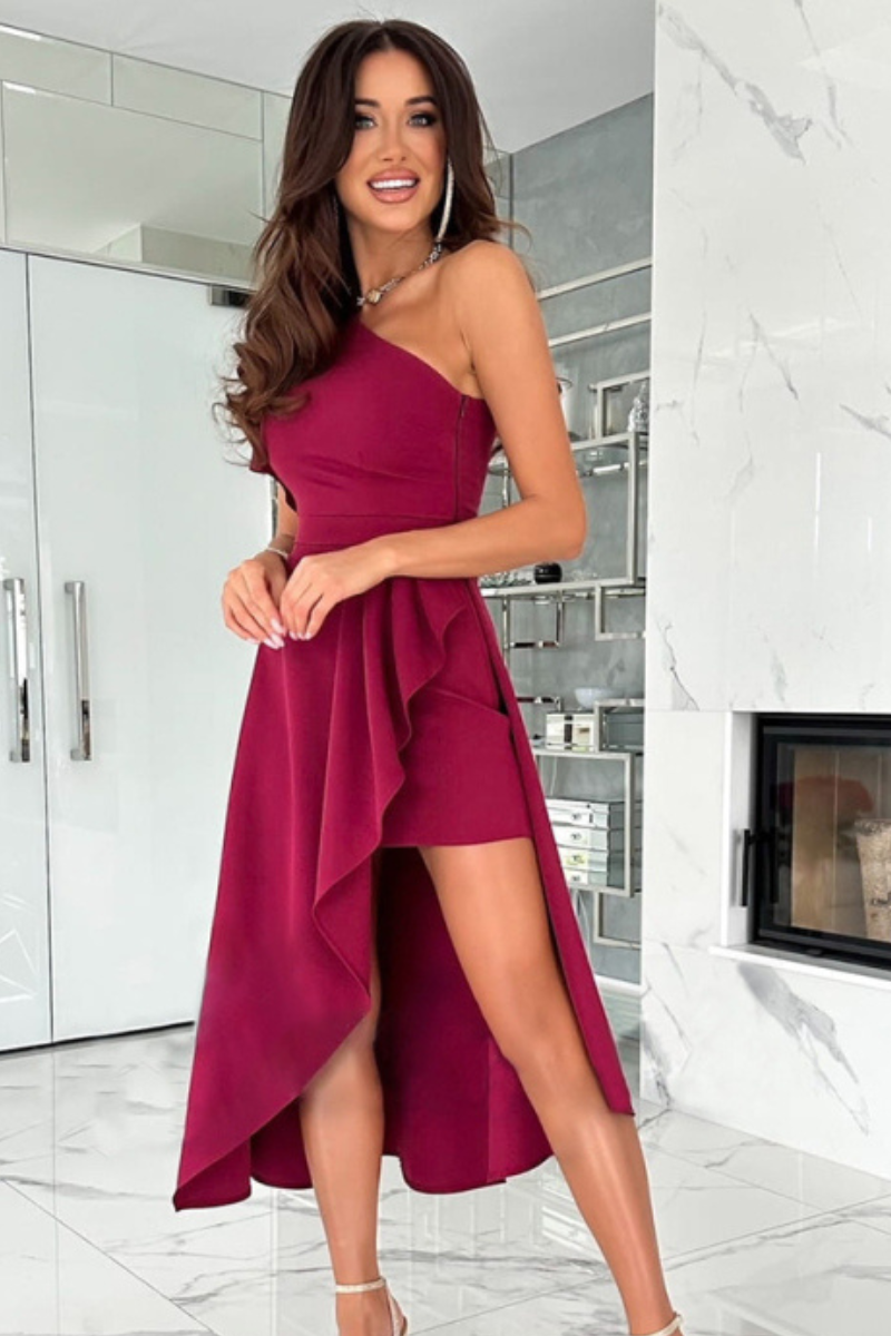 Elegantní jednoramenné šaty v jednobarevné barvě