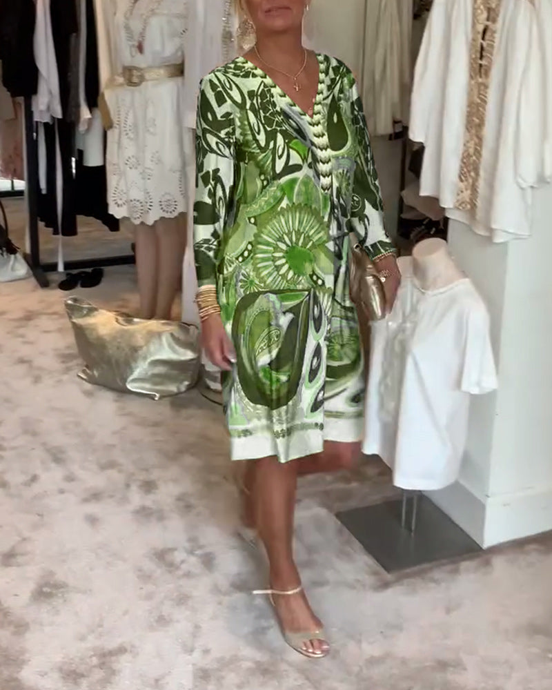 Ležérní šaty s výstřihem do V a vintage potiskem