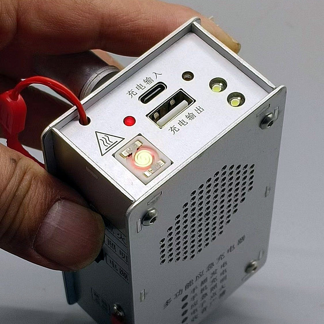 🔋 Nouzová nabíječka s ruční klikou – svítilna, zapalovač a powerbanka (1000 mAh)