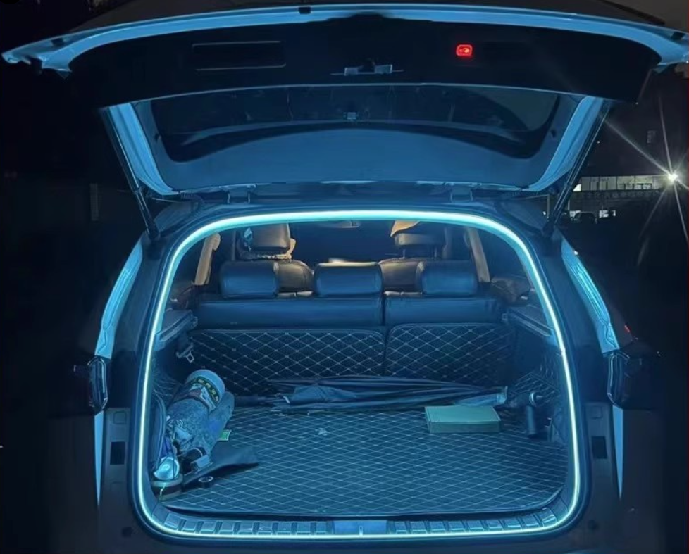 Dynamický, plynulý světelný pás do kufru vašeho auta