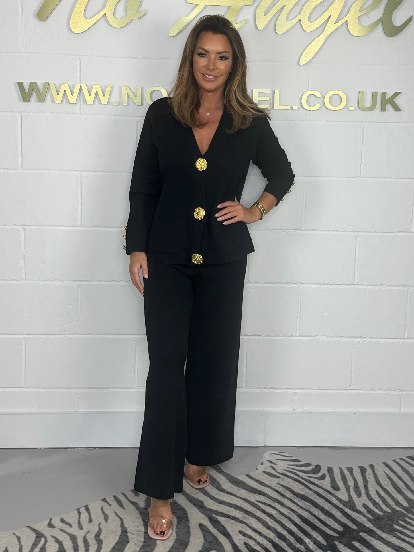 Dámský ležérní oblek se zlatými knoflíky