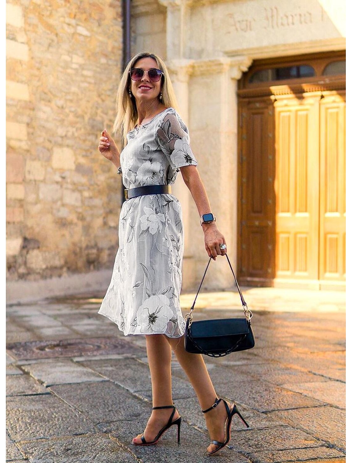 Midi šaty se síťovinou s kulatým výstřihem a květinovým potiskem