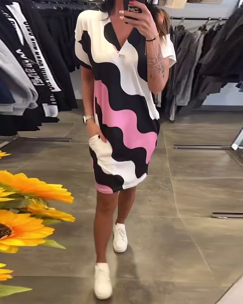 Šaty s výstřihem do V a vlnitým vzorem