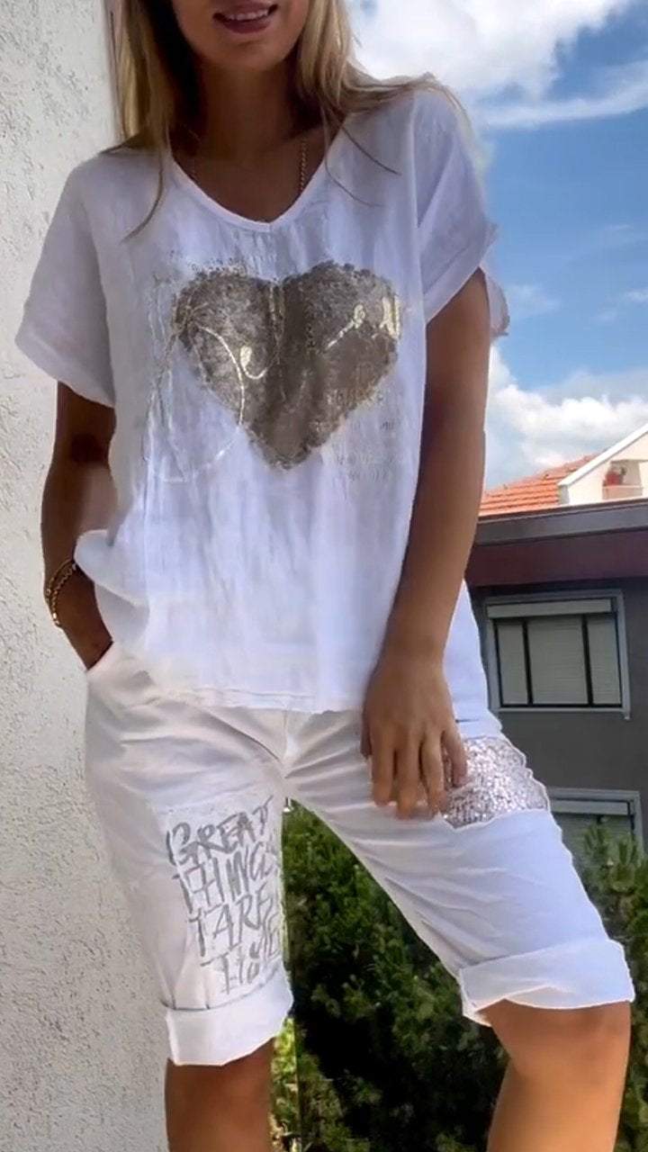 Ležérní dvoudílný oblek s výstřihem do V a zlatou ražbou