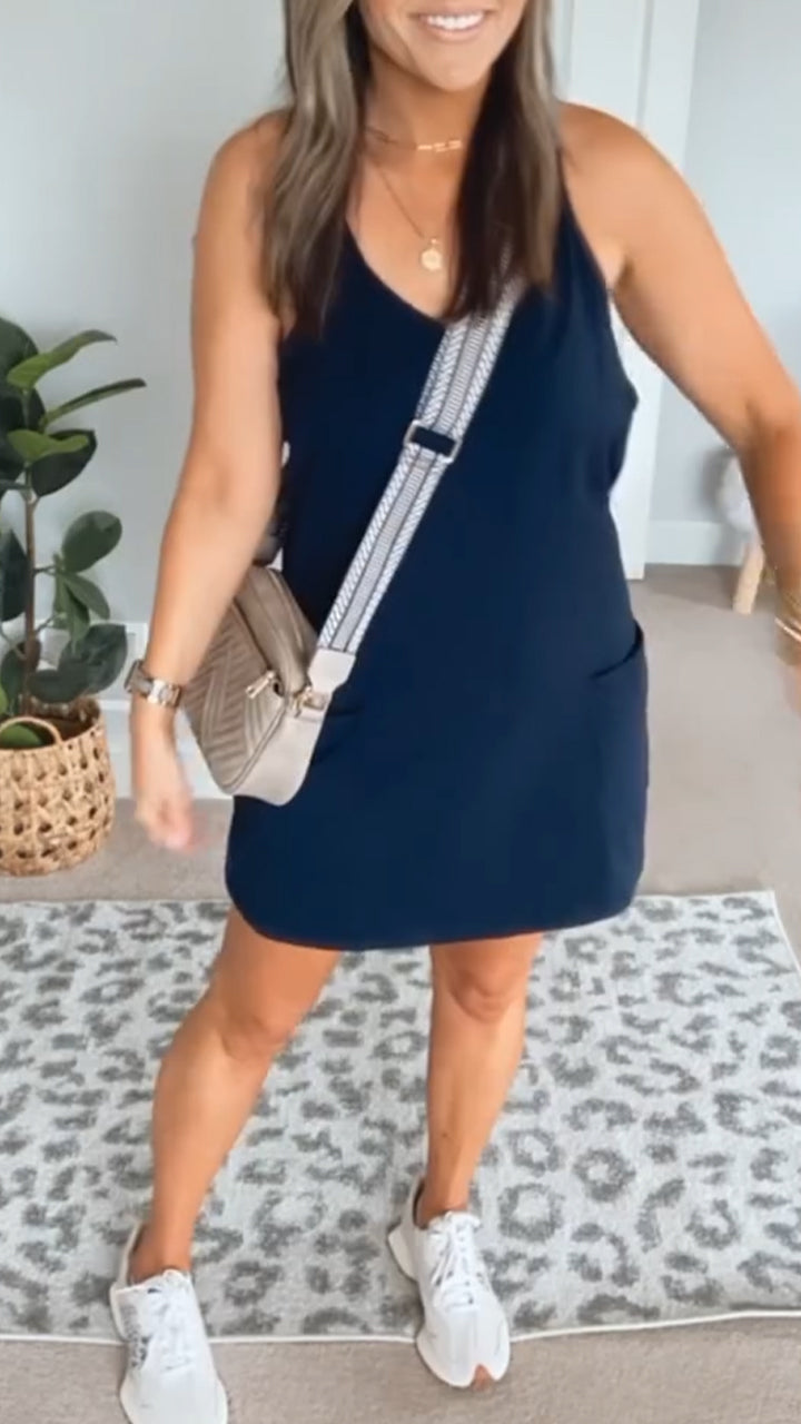 Dámské ležérní šaty s výstřihem do U a jednobarevným střihem s výstřihy