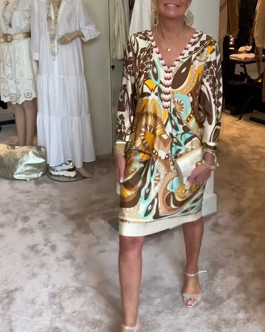 Ležérní šaty s výstřihem do V a vintage potiskem