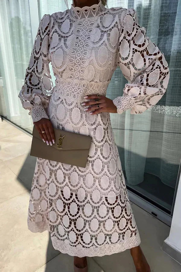 Dámské midi šaty s elegantním vzdušným výstřihem