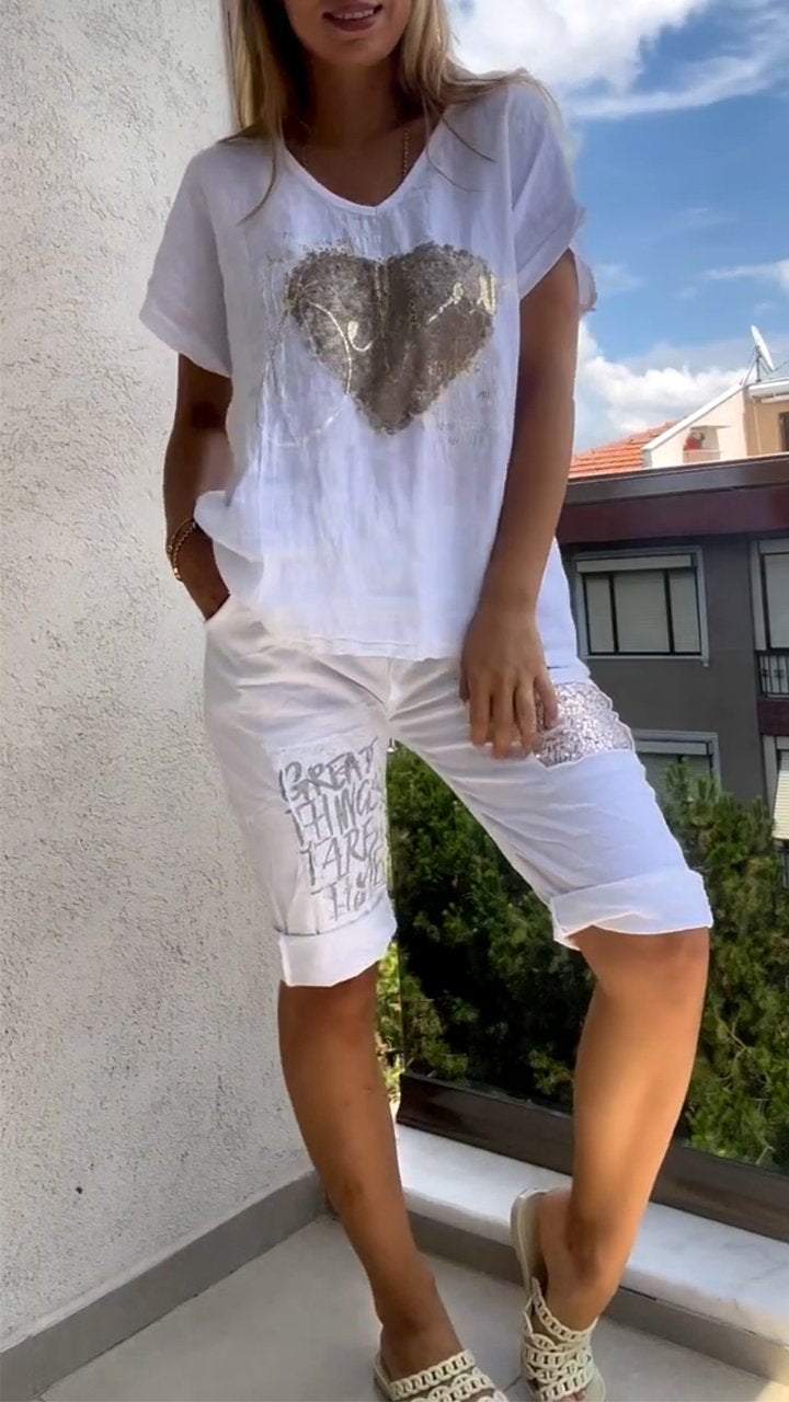 Ležérní dvoudílný oblek s výstřihem do V a zlatou ražbou