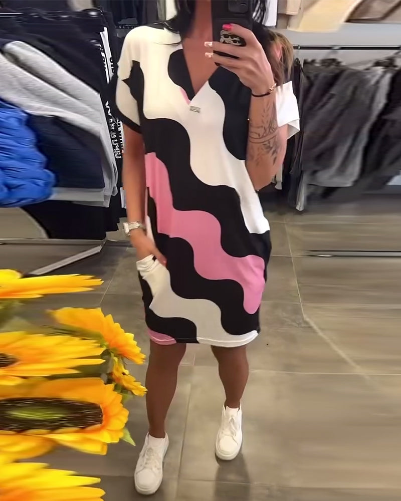 Šaty s výstřihem do V a vlnitým vzorem