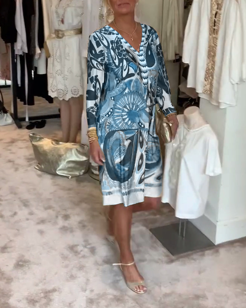 Ležérní šaty s výstřihem do V a vintage potiskem