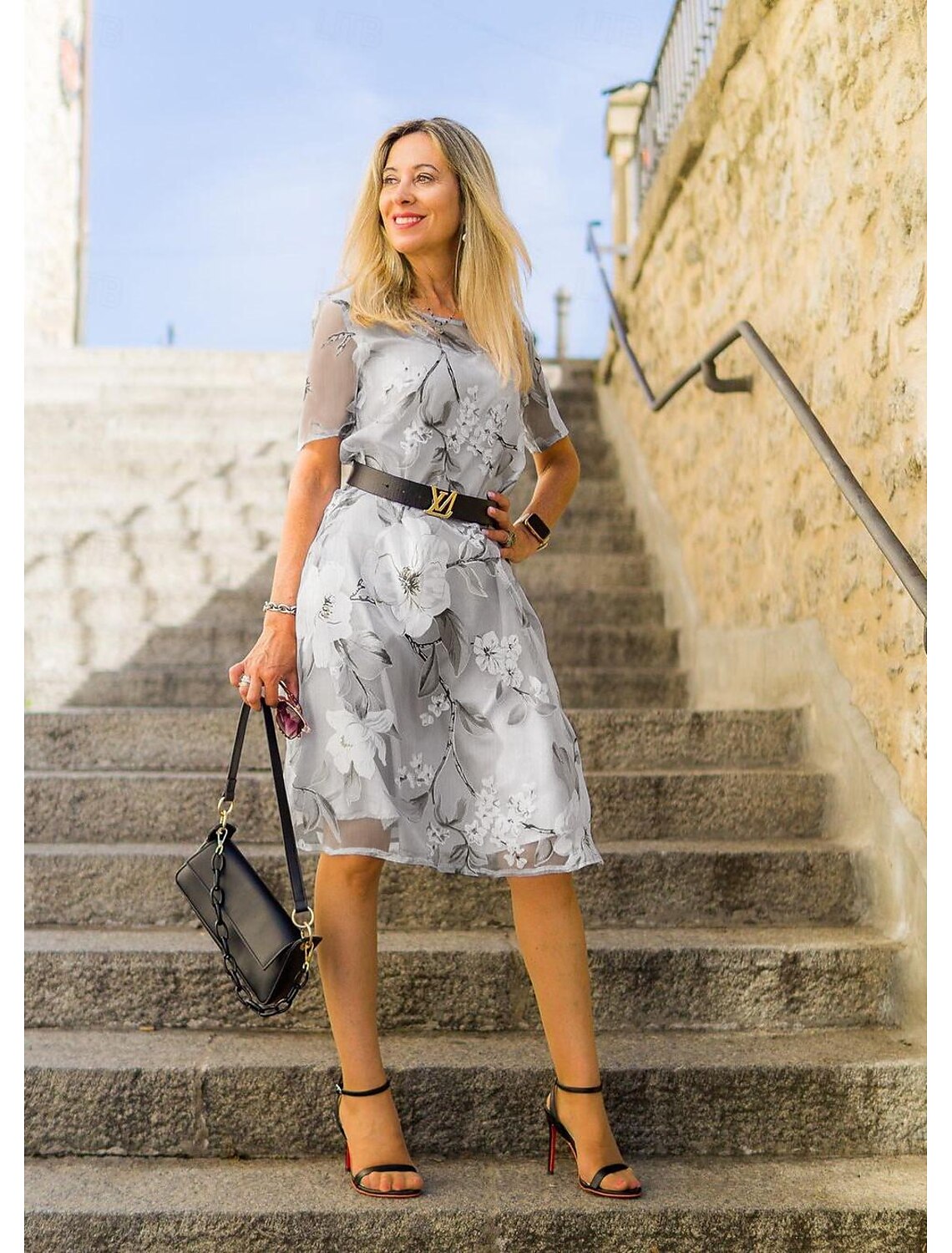 Midi šaty se síťovinou s kulatým výstřihem a květinovým potiskem