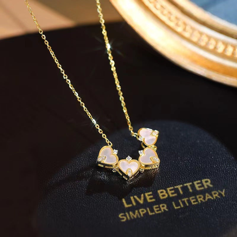 Náhrdelník s mikrosadou perel a zirkonů ve tvaru čtvrt mušle