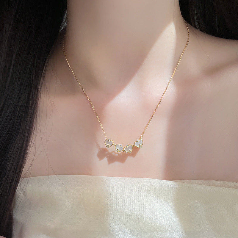 Náhrdelník s mikrosadou perel a zirkonů ve tvaru čtvrt mušle