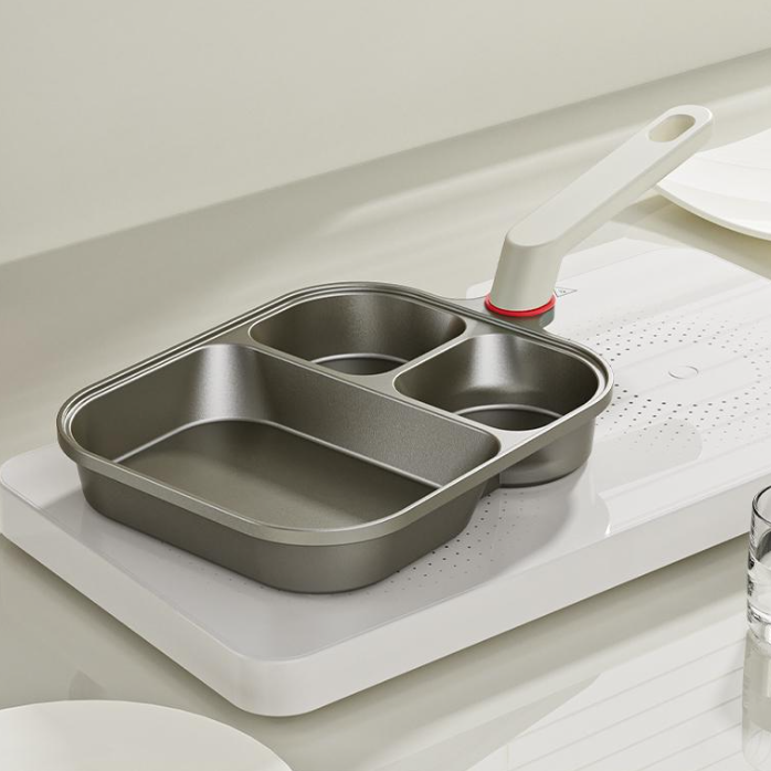 Pánev s nepřilnavým povrchem 4 v 1: ideální na vejce, slaninu a burgery