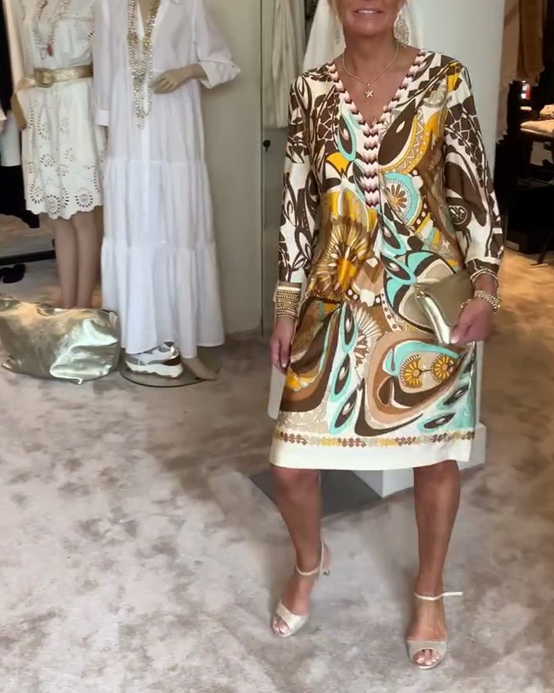 Ležérní šaty s výstřihem do V a vintage potiskem