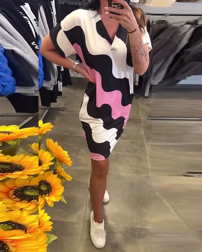 Šaty s výstřihem do V a vlnitým vzorem