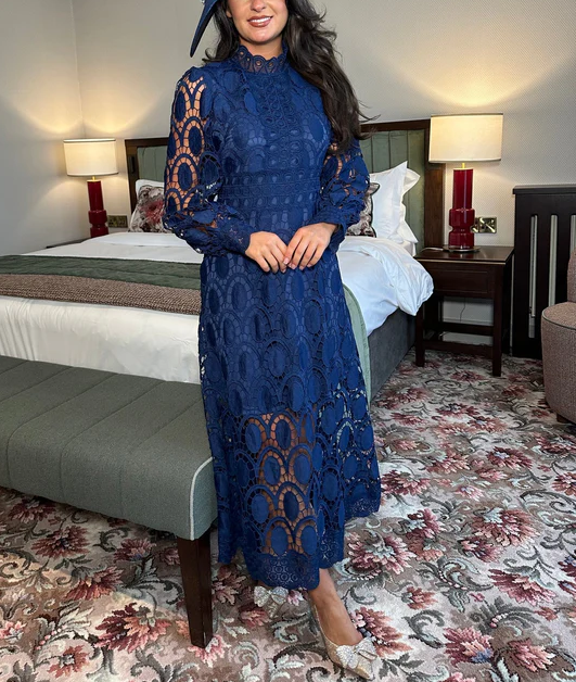 Dámské midi šaty s elegantním vzdušným výstřihem