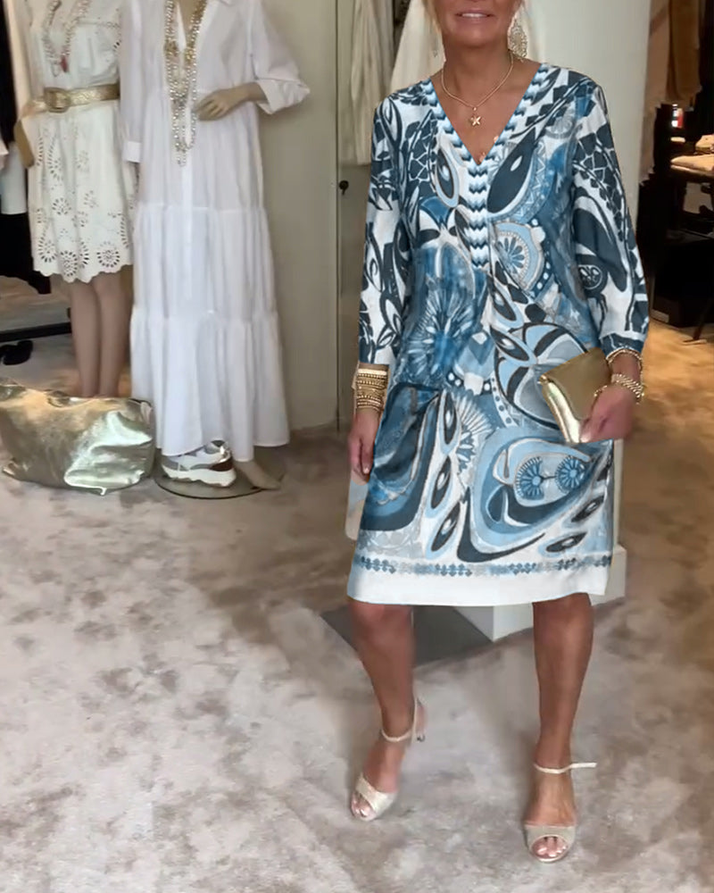 Ležérní šaty s výstřihem do V a vintage potiskem